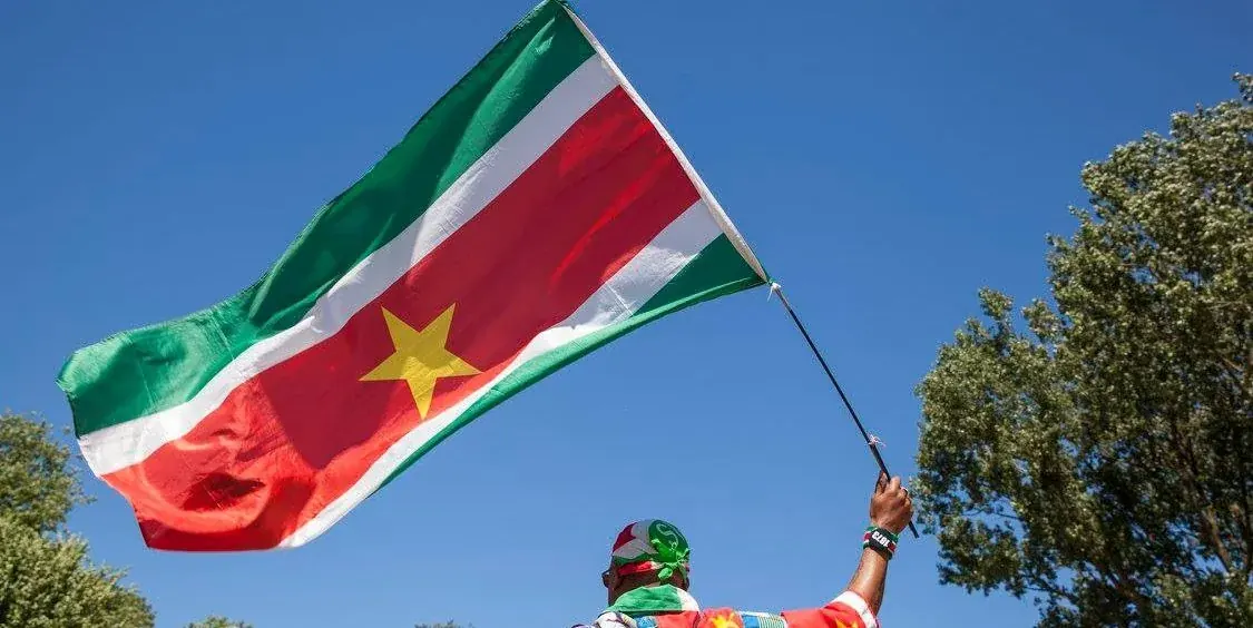 Surinaamse vlag tijdens Keti Koti